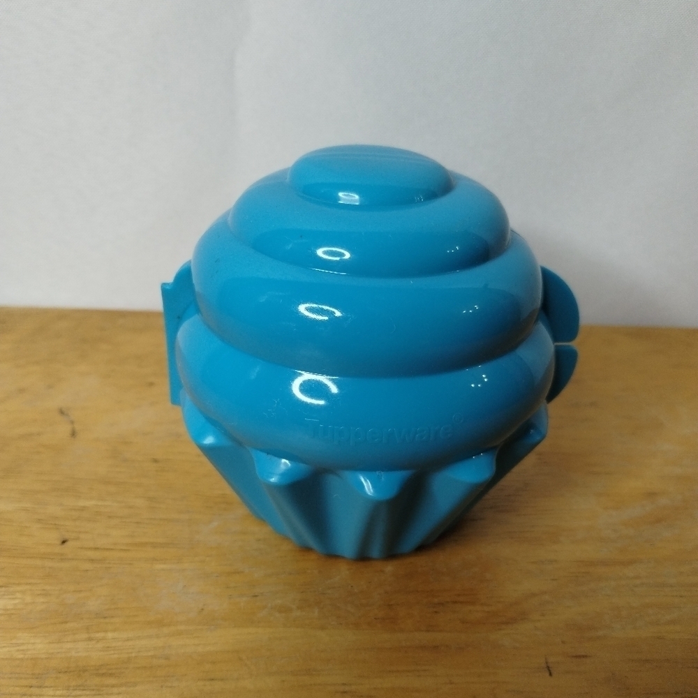 New Tupperware boys blue cupcake keeper for school lunch or travel